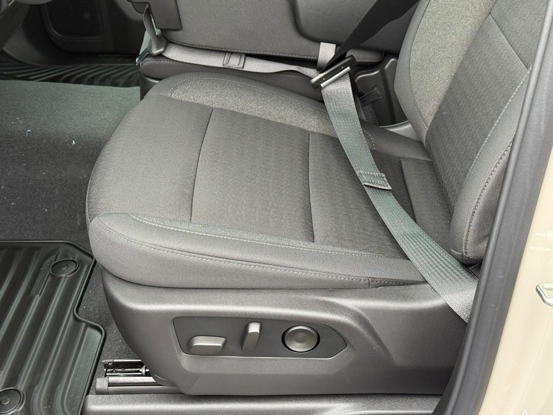 Chevrolet Silverado 1500 Vehicle Full-screen Gallery Image 12