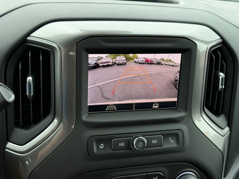 Chevrolet Silverado 1500 Vehicle Full-screen Gallery Image 15