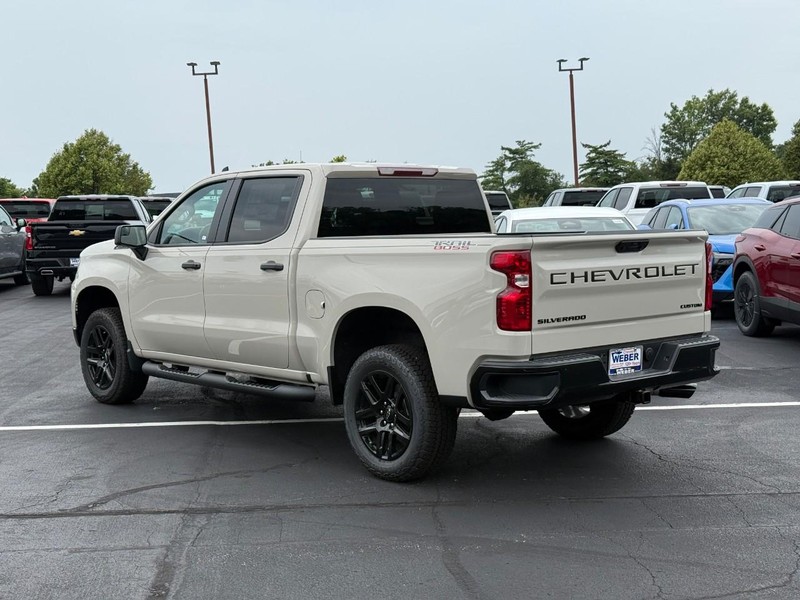 Chevrolet Silverado 1500 Vehicle Full-screen Gallery Image 3