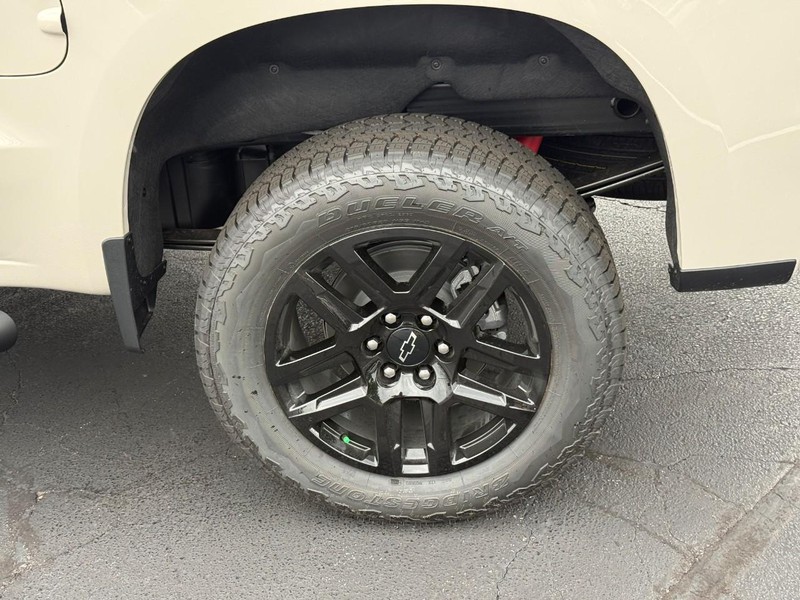 Chevrolet Silverado 1500 Vehicle Full-screen Gallery Image 4