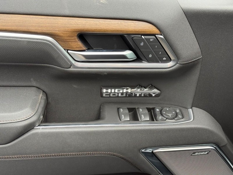 Chevrolet Silverado 1500 Vehicle Full-screen Gallery Image 11