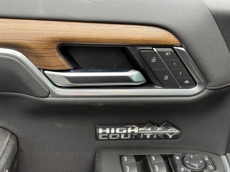 Chevrolet Silverado 1500 Vehicle Full-screen Gallery Image 12