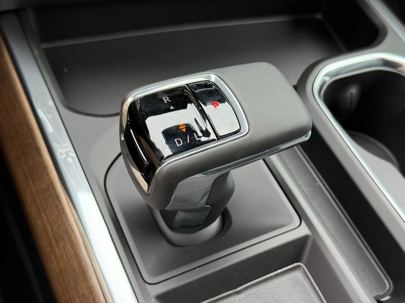 Chevrolet Silverado 1500 Vehicle Full-screen Gallery Image 17