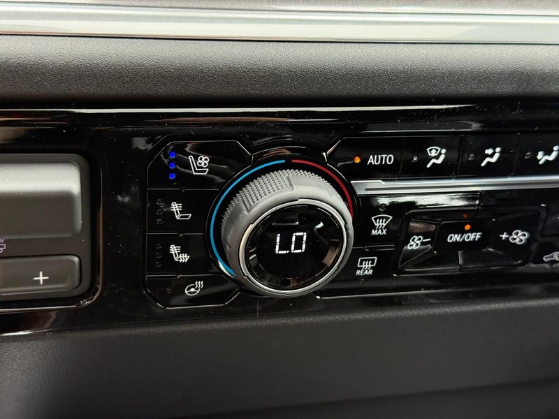 Chevrolet Silverado 1500 Vehicle Full-screen Gallery Image 18