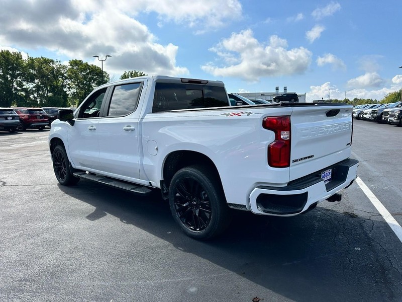 Chevrolet Silverado 1500 Vehicle Full-screen Gallery Image 3