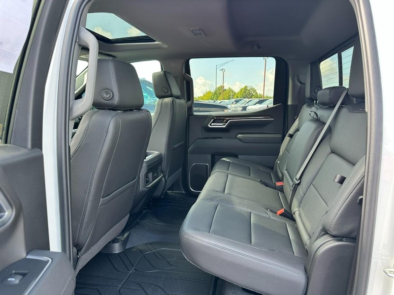 Chevrolet Silverado 1500 Vehicle Full-screen Gallery Image 4