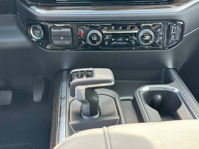 Chevrolet Silverado 1500 Vehicle Full-screen Gallery Image 9