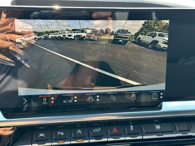 Chevrolet Silverado 1500 Vehicle Full-screen Gallery Image 15