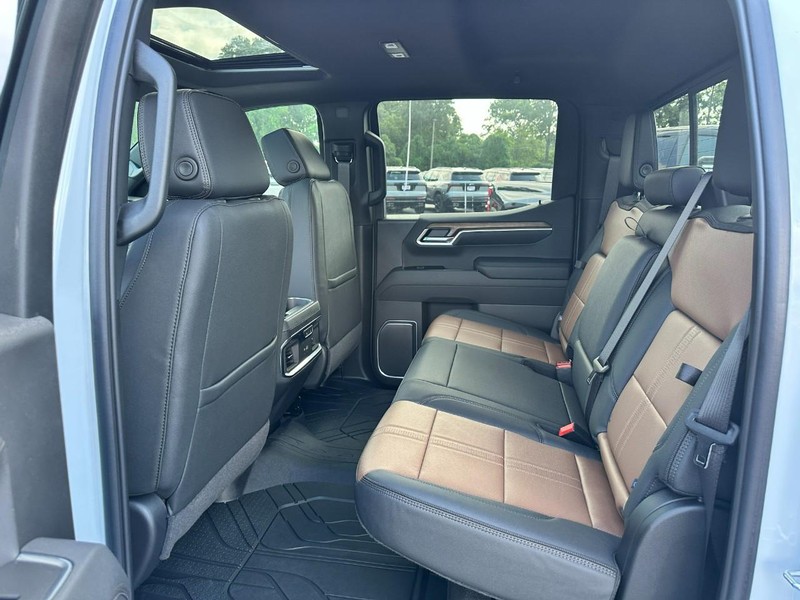 Chevrolet Silverado 1500 Vehicle Full-screen Gallery Image 4
