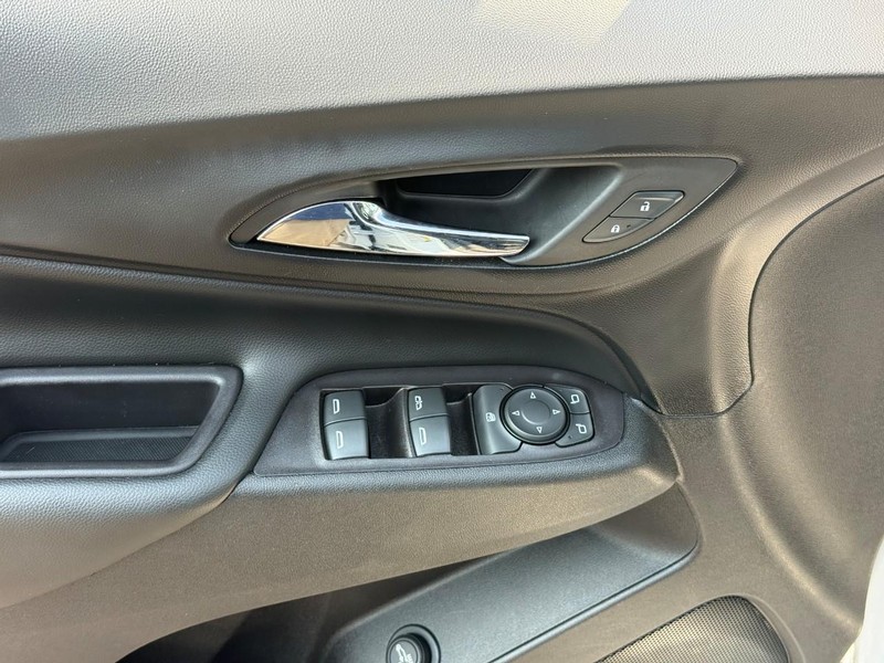 Chevrolet Equinox Vehicle Full-screen Gallery Image 15