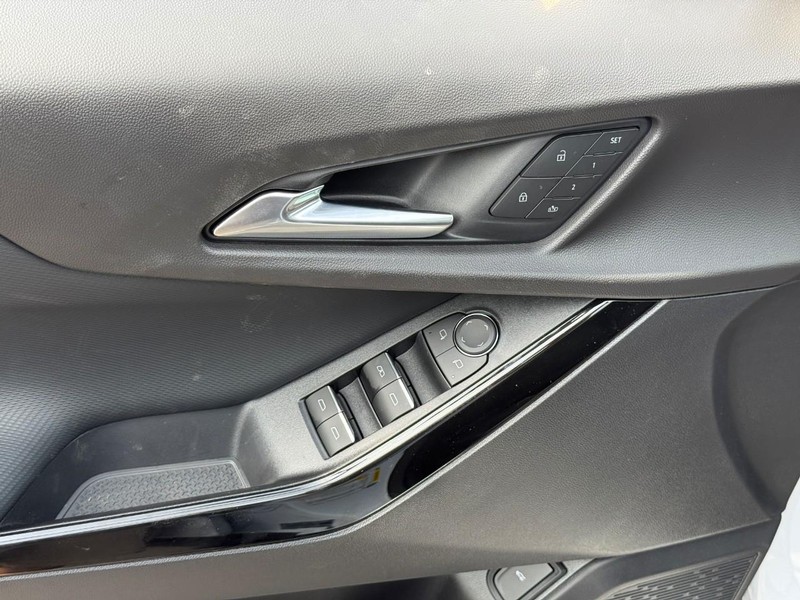 Chevrolet Equinox Vehicle Full-screen Gallery Image 11