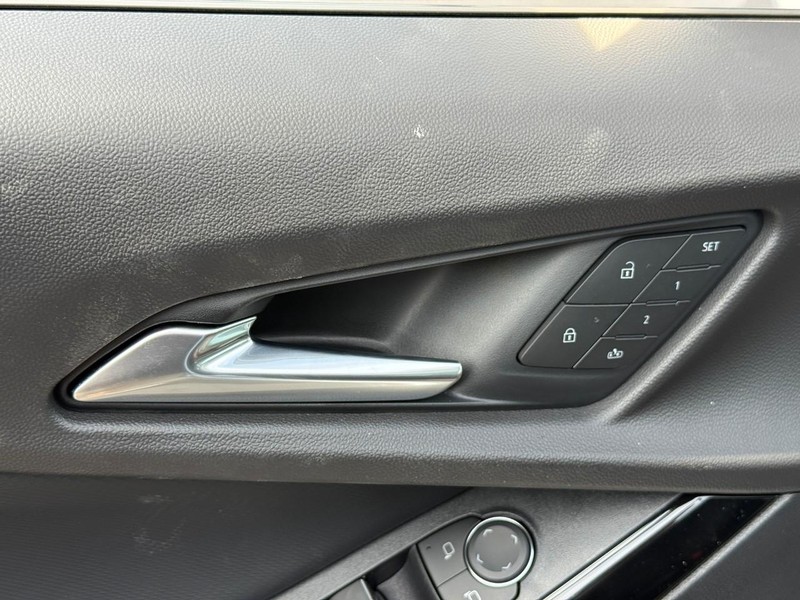 Chevrolet Equinox Vehicle Full-screen Gallery Image 12