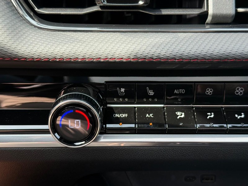 Chevrolet Equinox Vehicle Full-screen Gallery Image 17