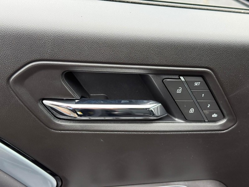 Chevrolet Colorado Vehicle Full-screen Gallery Image 11