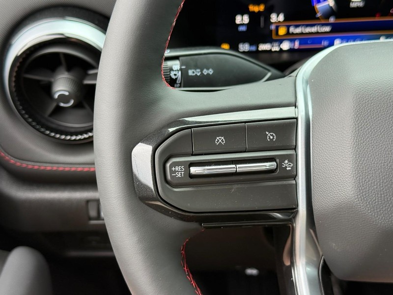Chevrolet Colorado Vehicle Full-screen Gallery Image 14