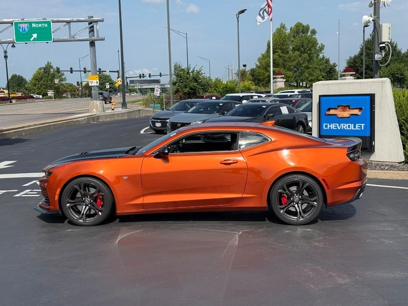 Chevrolet Camaro Vehicle Full-screen Gallery Image 2