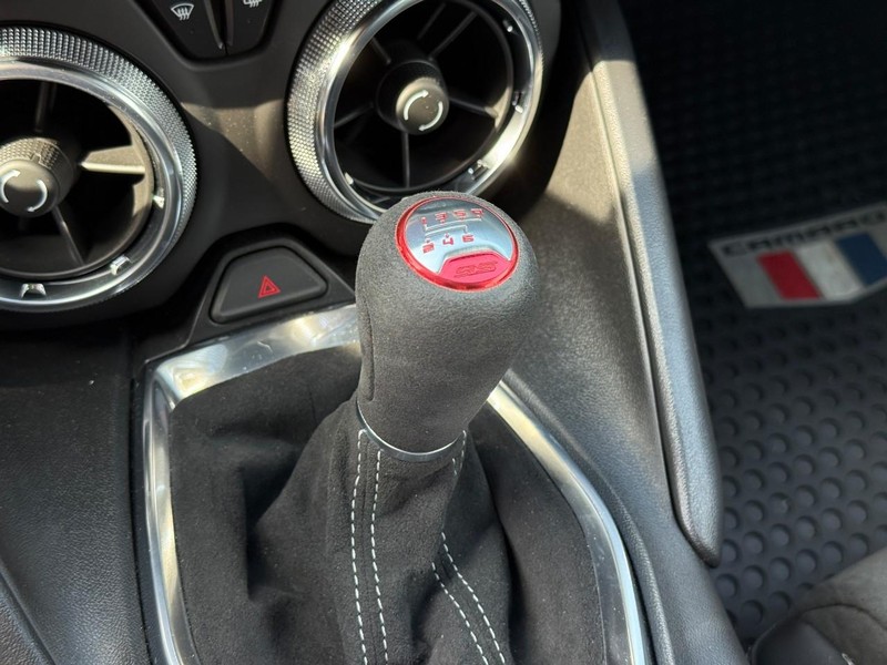 Chevrolet Camaro Vehicle Full-screen Gallery Image 18