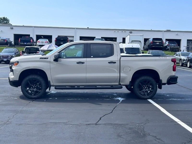 Chevrolet Silverado 1500 Vehicle Full-screen Gallery Image 2