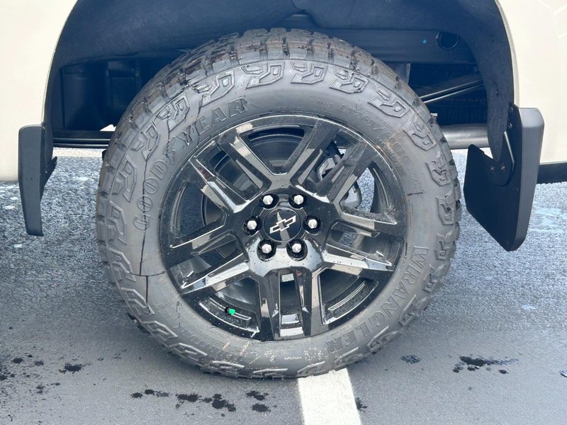 Chevrolet Silverado 1500 Vehicle Full-screen Gallery Image 5