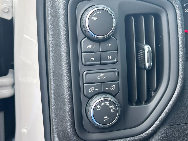 Chevrolet Silverado 1500 Vehicle Full-screen Gallery Image 12
