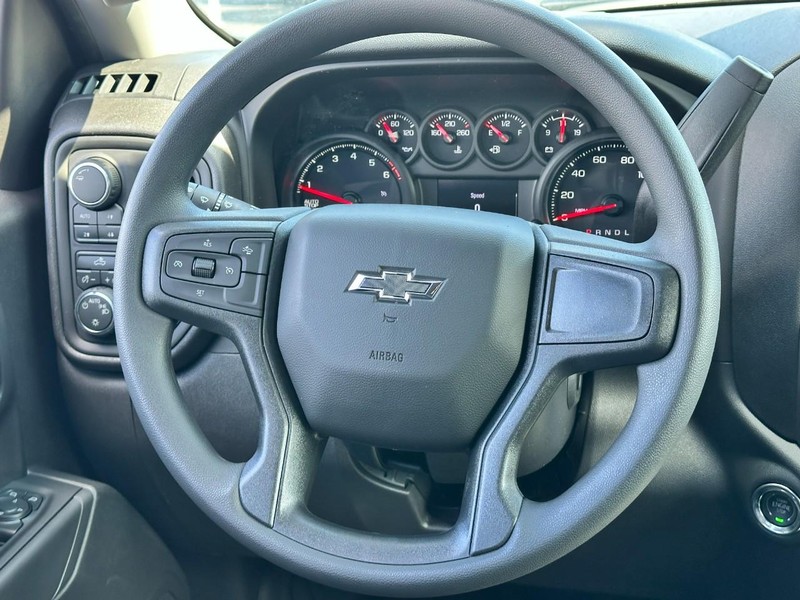 Chevrolet Silverado 1500 Vehicle Full-screen Gallery Image 6