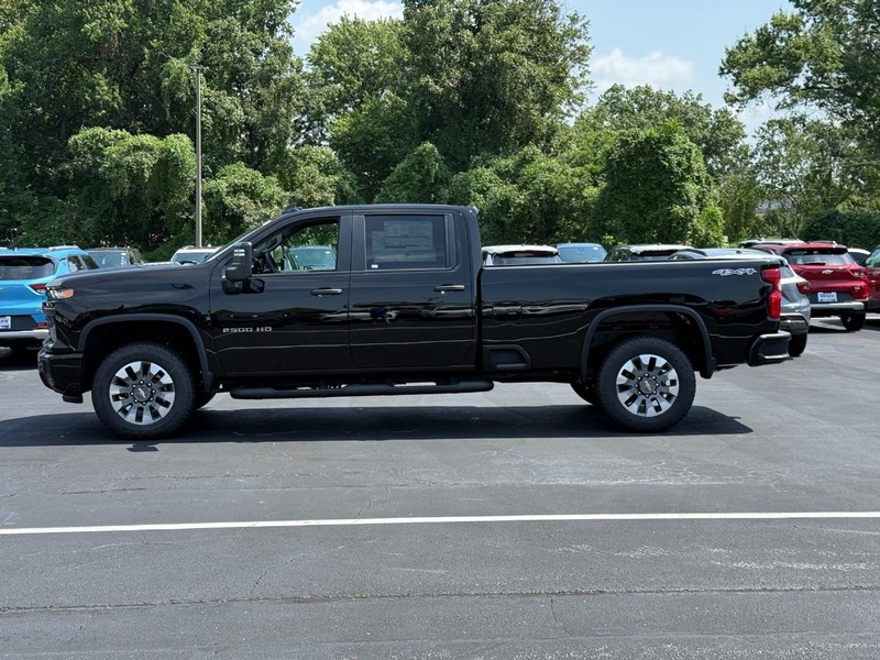 Chevrolet Silverado 2500HD Vehicle Full-screen Gallery Image 2