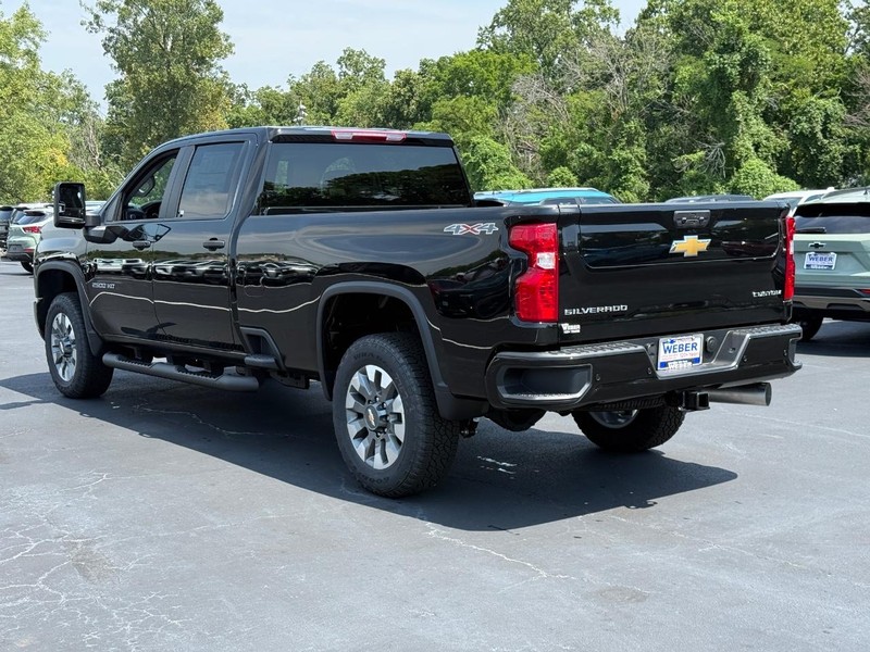 Chevrolet Silverado 2500HD Vehicle Full-screen Gallery Image 3