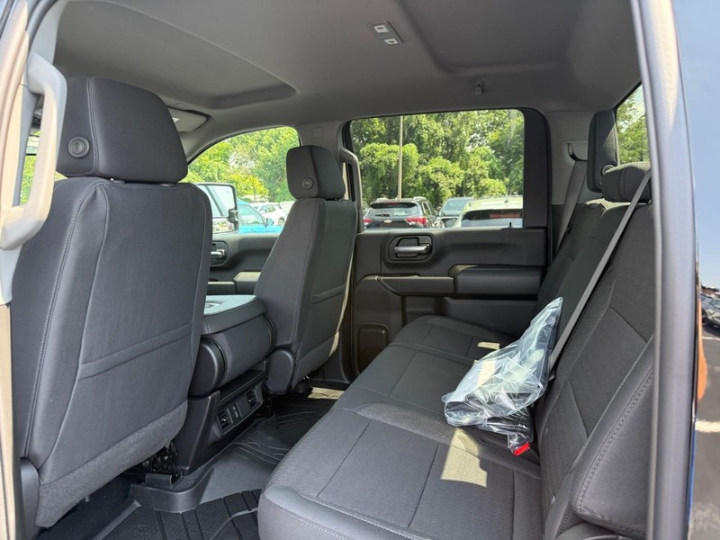 Chevrolet Silverado 2500HD Vehicle Full-screen Gallery Image 5