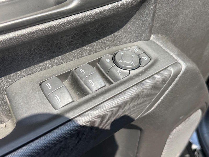 Chevrolet Silverado 2500HD Vehicle Full-screen Gallery Image 9