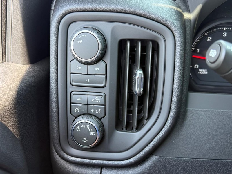 Chevrolet Silverado 2500HD Vehicle Full-screen Gallery Image 11