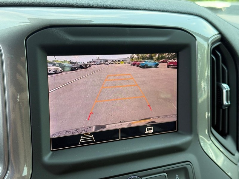 Chevrolet Silverado 2500HD Vehicle Full-screen Gallery Image 14