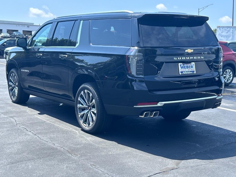 Chevrolet Suburban Vehicle Full-screen Gallery Image 3
