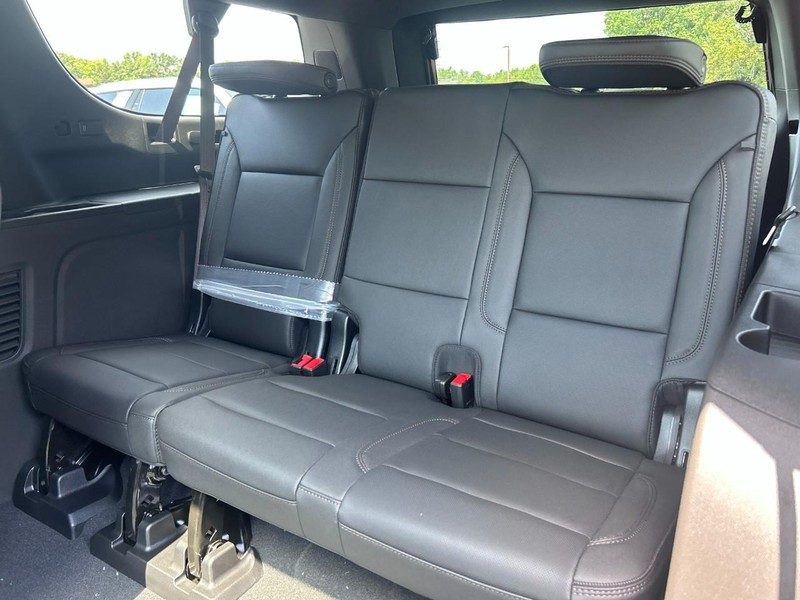 Chevrolet Suburban Vehicle Full-screen Gallery Image 6
