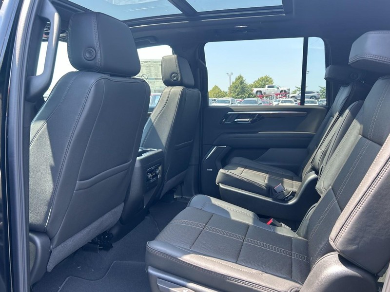 Chevrolet Suburban Vehicle Full-screen Gallery Image 7
