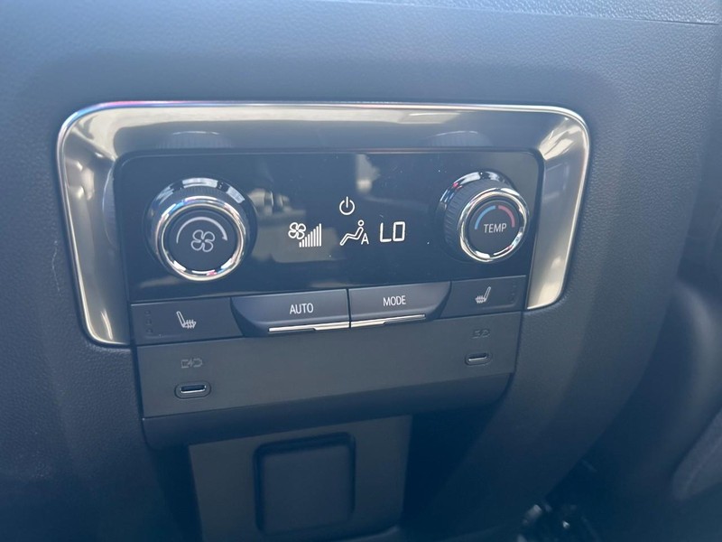 Chevrolet Suburban Vehicle Full-screen Gallery Image 8