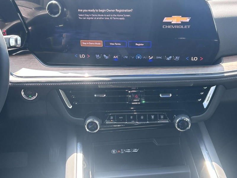 Chevrolet Suburban Vehicle Full-screen Gallery Image 11