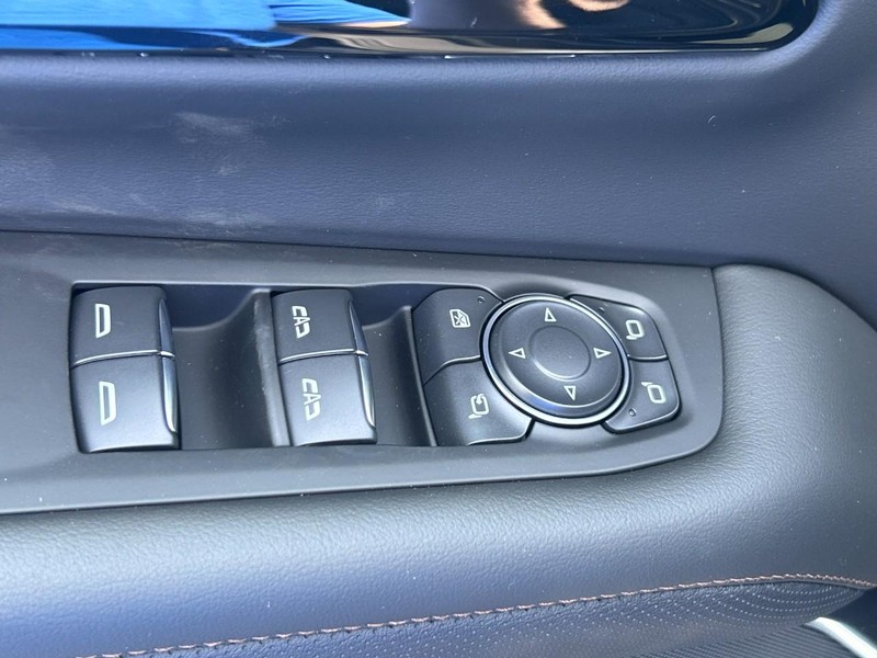 Chevrolet Suburban Vehicle Full-screen Gallery Image 12