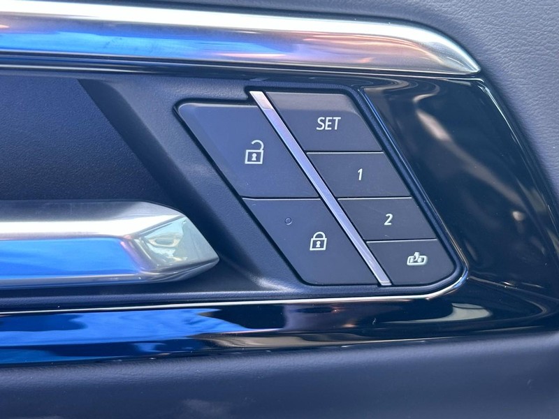 Chevrolet Suburban Vehicle Full-screen Gallery Image 13