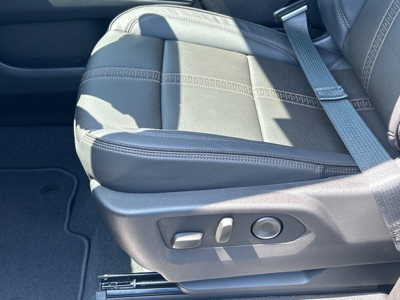 Chevrolet Suburban Vehicle Full-screen Gallery Image 14