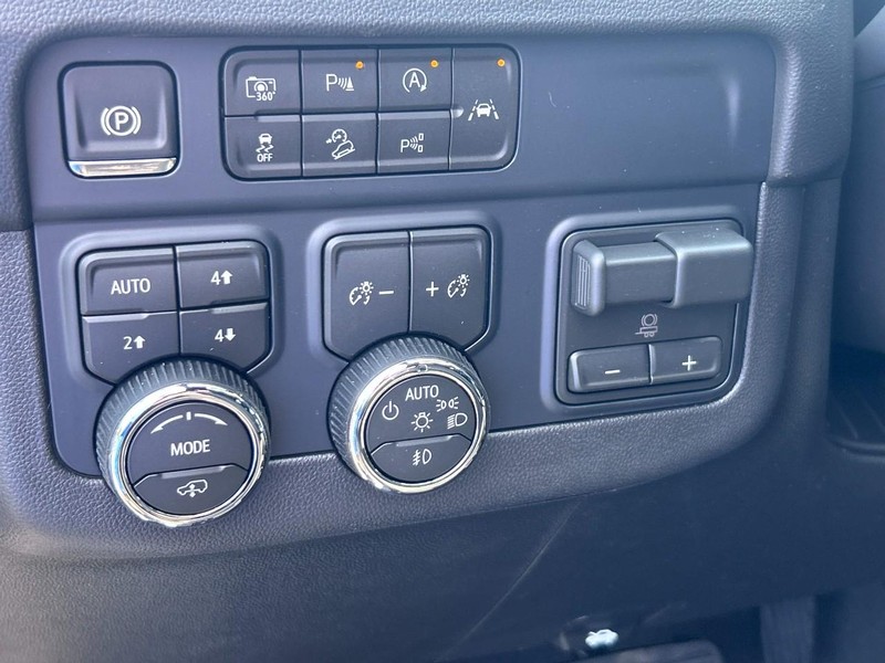 Chevrolet Suburban Vehicle Full-screen Gallery Image 15