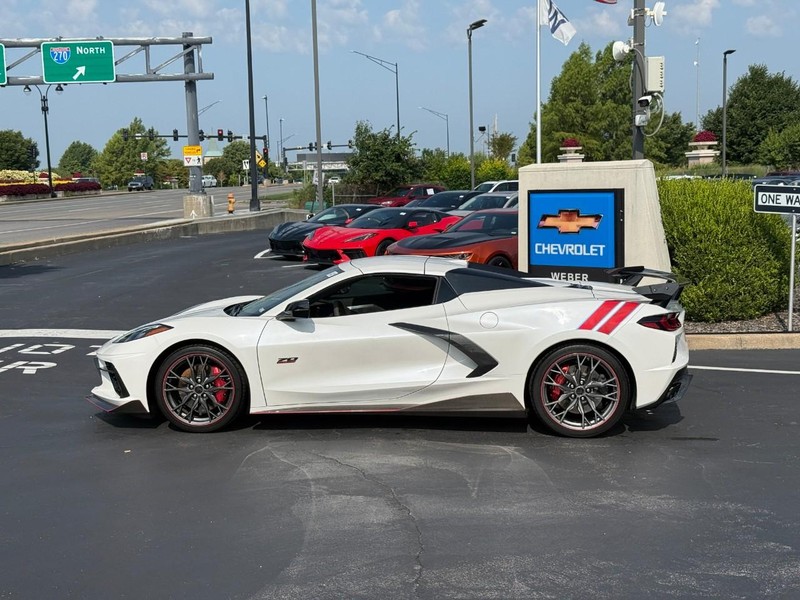 Chevrolet Corvette Vehicle Full-screen Gallery Image 2
