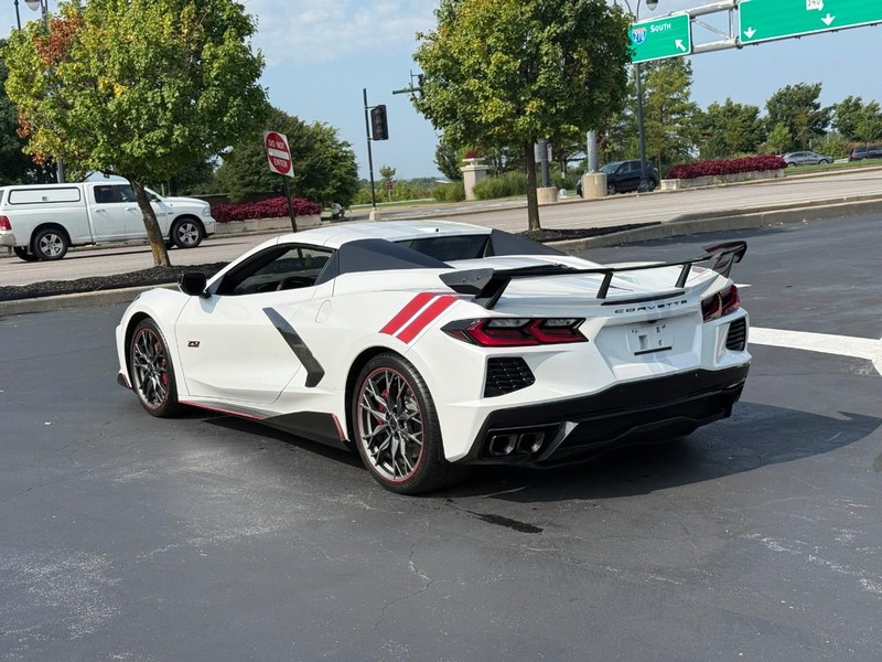 Chevrolet Corvette Vehicle Full-screen Gallery Image 3