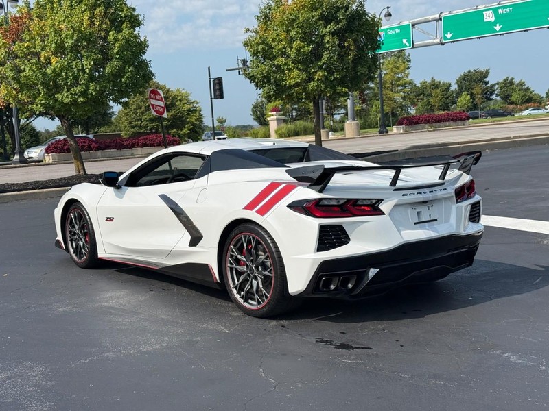Chevrolet Corvette Vehicle Full-screen Gallery Image 5