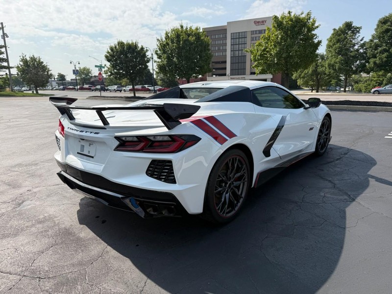 Chevrolet Corvette Vehicle Full-screen Gallery Image 8