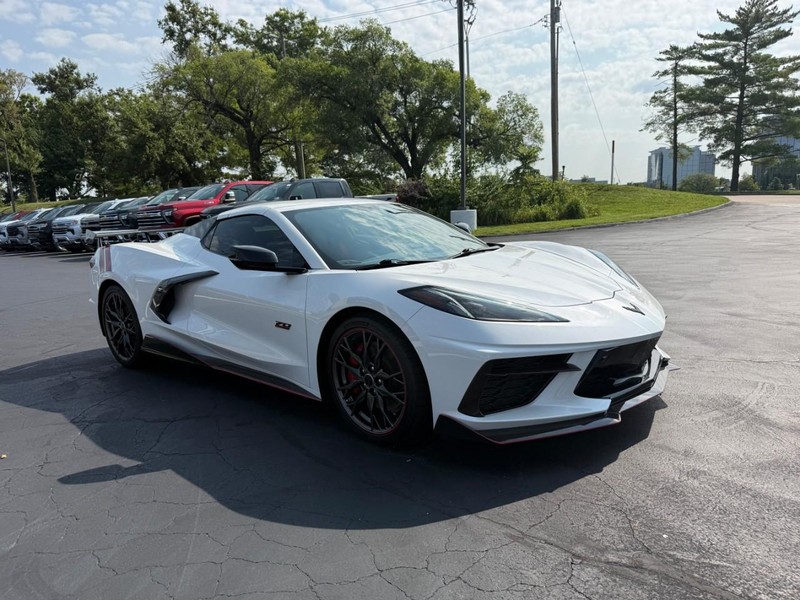 Chevrolet Corvette Vehicle Full-screen Gallery Image 9