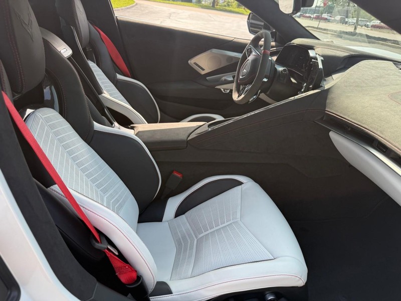 Chevrolet Corvette Vehicle Full-screen Gallery Image 11
