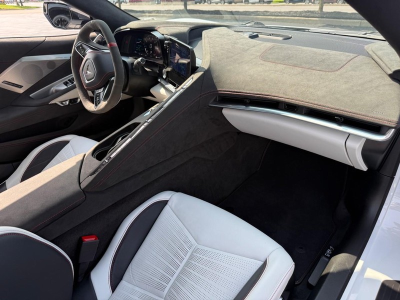 Chevrolet Corvette Vehicle Full-screen Gallery Image 12