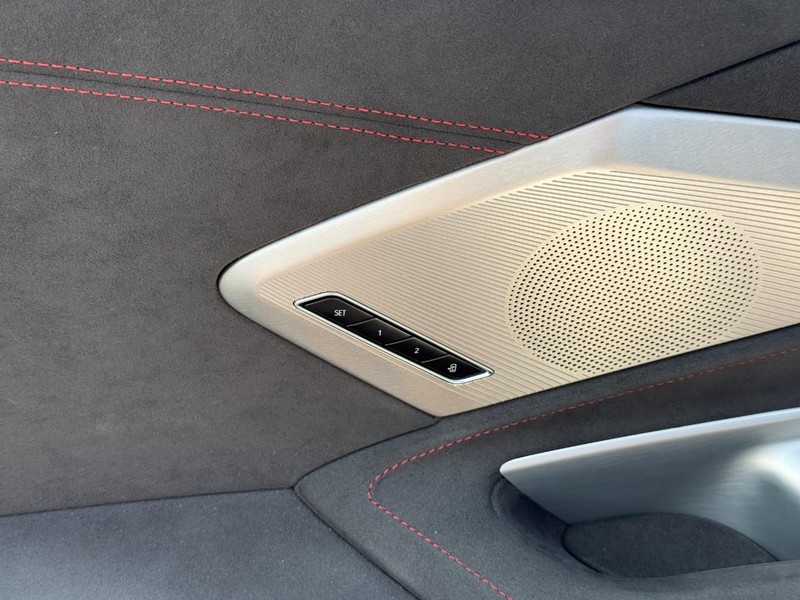 Chevrolet Corvette Vehicle Full-screen Gallery Image 13