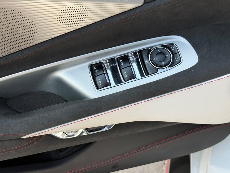 Chevrolet Corvette Vehicle Full-screen Gallery Image 14