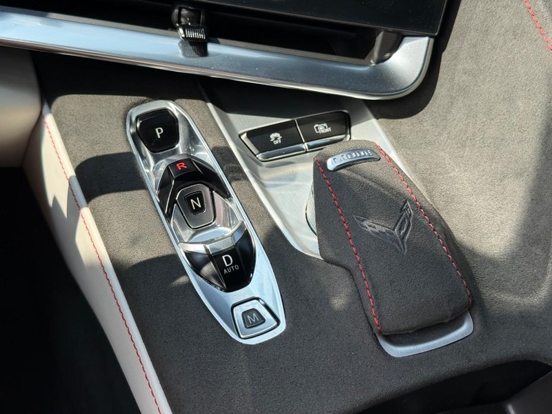 Chevrolet Corvette Vehicle Full-screen Gallery Image 17